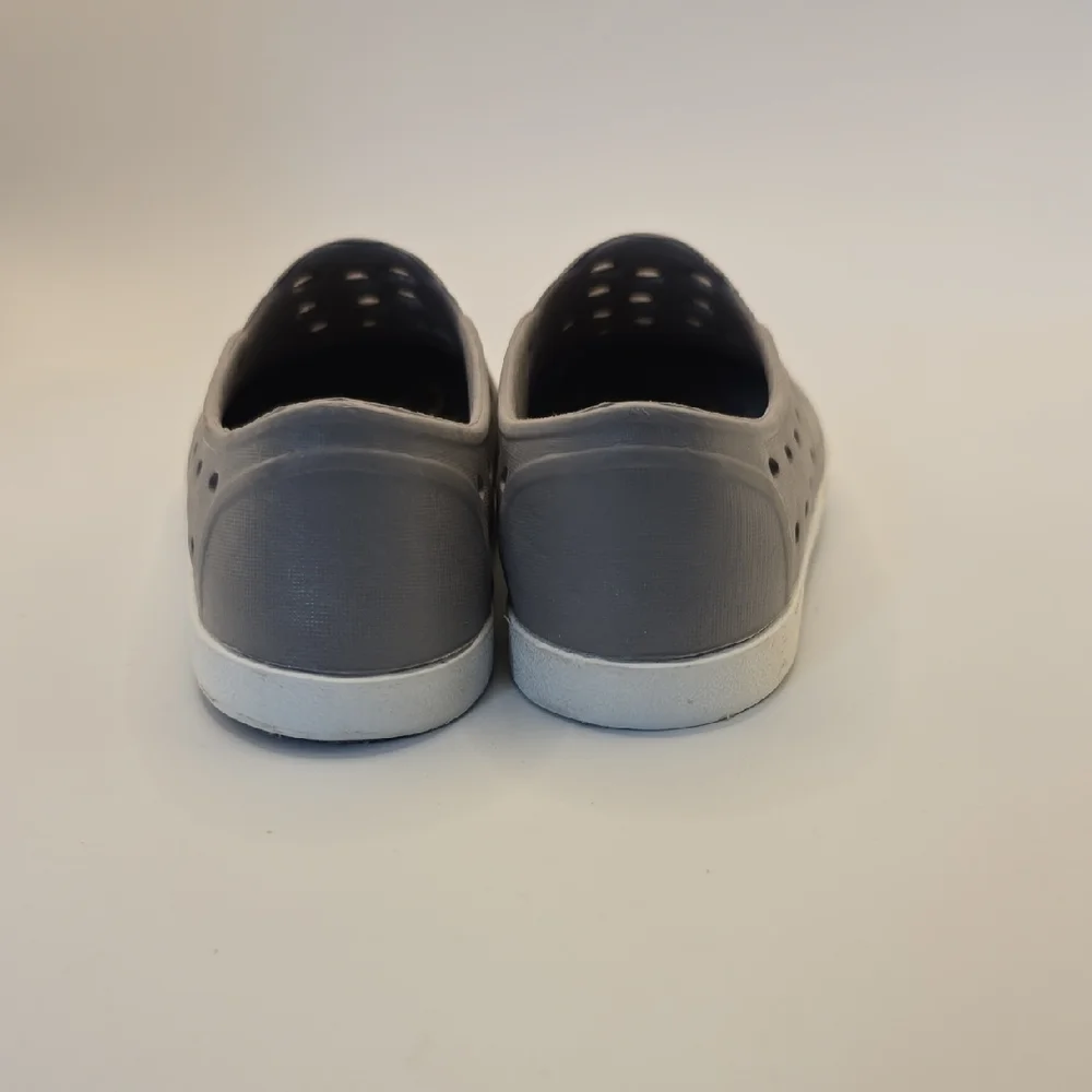 Old Navy Gray Perforated Slip-On Shoes Unisexe Size 9